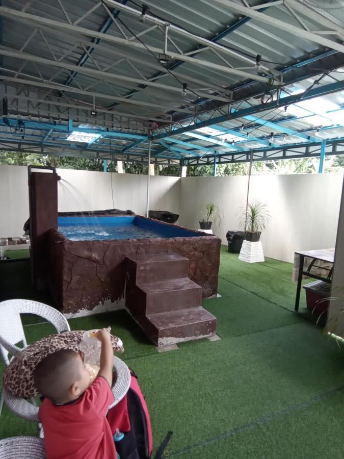 Al-kautsar 3br Kid's Pool Aircond & Wi-fi Holiday home *